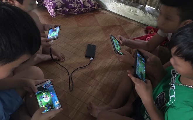 H&igrave;nh ảnh hơn chục đứa trẻ y&ecirc;n lặng, d&aacute;n mắt v&agrave;o smartphone m&agrave; kh&ocirc;ng cần quan t&acirc;m đến thế giới xung quanh khiến nhiều người giật m&igrave;nh - Ảnh 4.