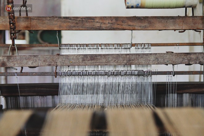 Người phụ nữ Hà Nội đầu tiên dệt lụa từ tơ sen: 4.800 cuống sen cho một chiếc khăn quàng cổ dài 1,7 mét - Ảnh 16.