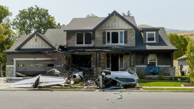 Mỹ: Cãi nhau với vợ, người đàn ông lái máy bay đâm thẳng vào nhà mình - Ảnh 1.