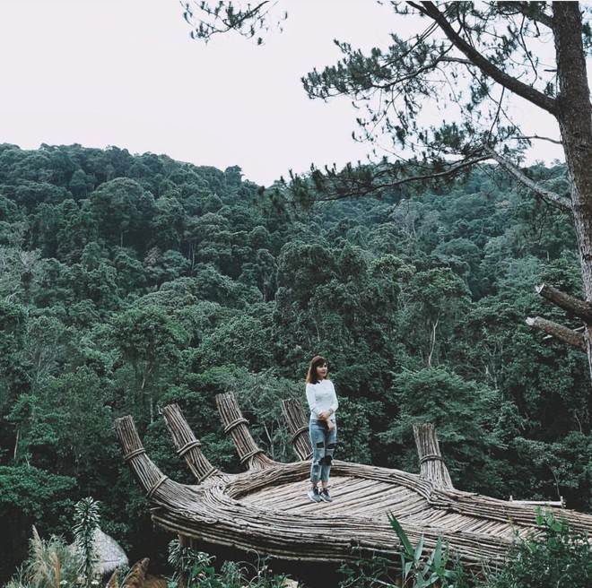 Lên Đà Lạt mùa này, nhất quyết không thể bỏ lỡ bàn tay gỗ sống ảo mới toanh đang được giới trẻ check-in rầm rầm - Ảnh 2.