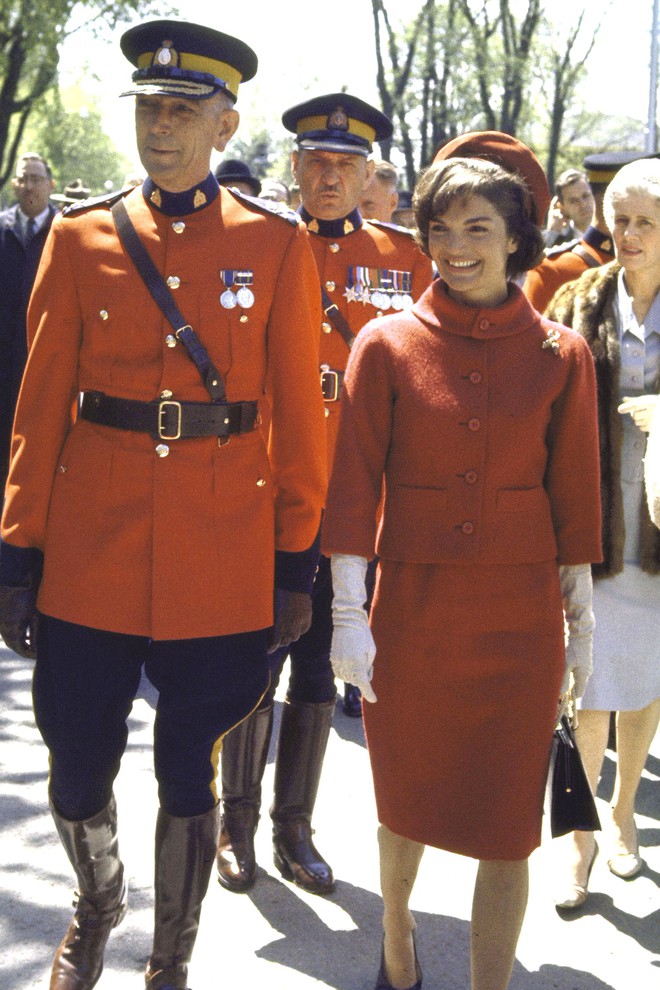 “Bậc thầy” diện màu sặc sỡ, khó nhằn ngoài Nữ hoàng Anh còn có cựu Đệ nhất Phu nhân Mỹ - Jackie Kennedy - Ảnh 1.
