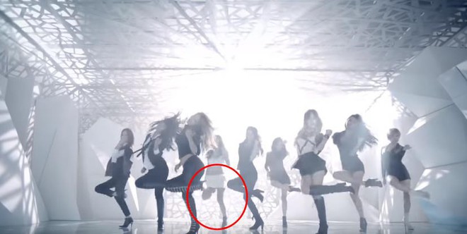 Sạn trong c&aacute;c MV Kpop: Hết nhảy sai vũ đạo đến phục trang biến h&oacute;a thần k&igrave; - Ảnh 1.