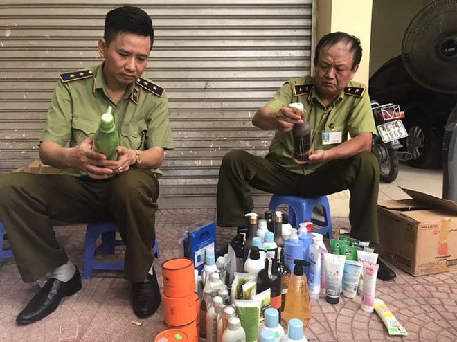 Cận cảnh gần 2 tấn mỹ phẩm lậu vừa bị thu giữ ở Hải Ph&ograve;ng - Ảnh 1.