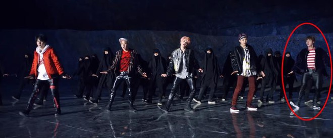 Sạn trong c&aacute;c MV Kpop: Hết nhảy sai vũ đạo đến phục trang biến h&oacute;a thần k&igrave; - Ảnh 18.
