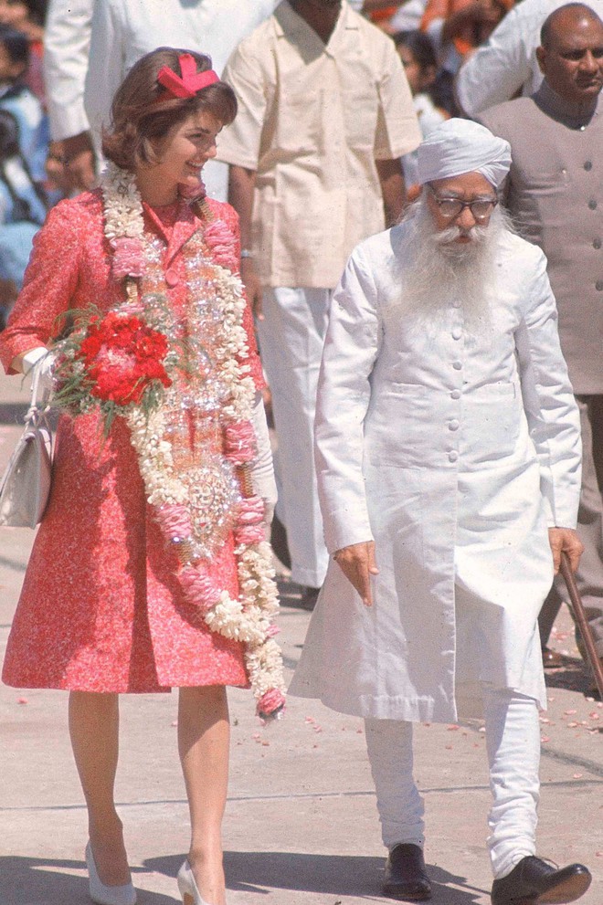 “Bậc thầy” diện màu sặc sỡ, khó nhằn ngoài Nữ hoàng Anh còn có cựu Đệ nhất Phu nhân Mỹ - Jackie Kennedy - Ảnh 7.
