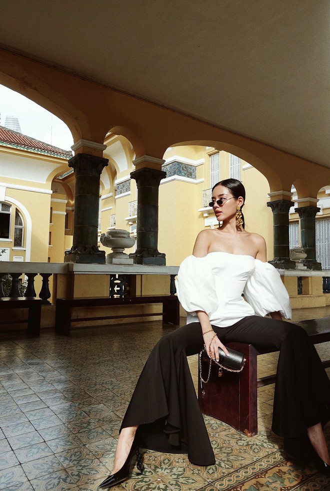 C&ugrave;ng kiểu quần loe qu&eacute;t sạch mọi địa h&igrave;nh: Hương Giang v&agrave; Kh&aacute;nh Linh The Face, ai chất chơi hơn? - Ảnh 1.