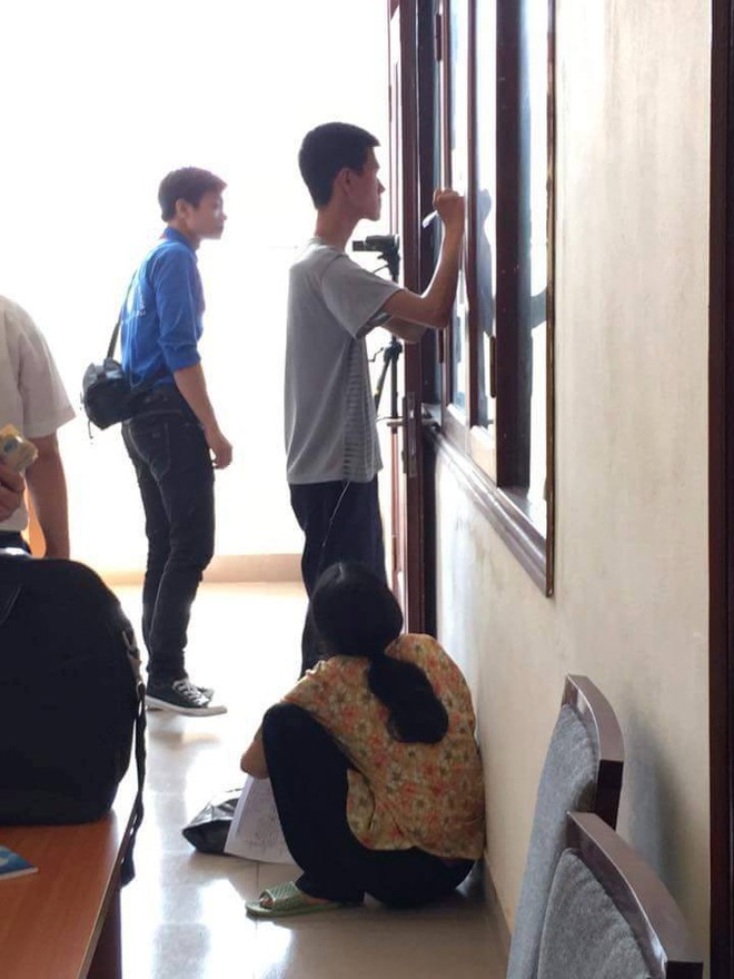 Ngắm những h&igrave;nh ảnh cảm động m&ugrave;a nhập học mới biết bố mẹ thương ch&uacute;ng ta nhường n&agrave;o - Ảnh 11.