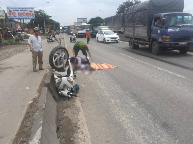Người th&acirc;n g&agrave;o kh&oacute;c, &ocirc;m chặt thi thể c&ocirc; g&aacute;i tử vong tr&ecirc;n quốc lộ 1 sau va chạm với xe tải - Ảnh 3.