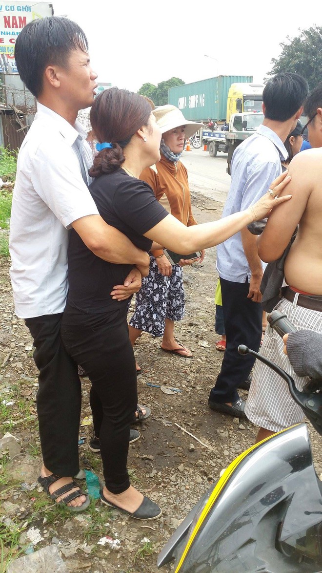 Người th&acirc;n g&agrave;o kh&oacute;c, &ocirc;m chặt thi thể c&ocirc; g&aacute;i tử vong tr&ecirc;n quốc lộ 1 sau va chạm với xe tải - Ảnh 4.