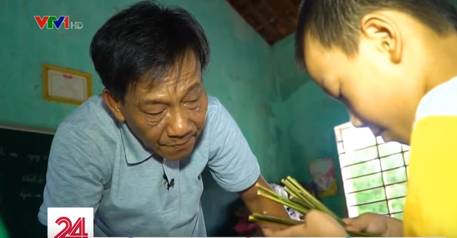 Lớp học hạnh ph&uacute;c của thầy gi&aacute;o ngh&egrave;o ở Thừa Thi&ecirc;n Huế: Đ&ocirc;i ch&acirc;n kh&ocirc;ng l&agrave;nh lặn dẫn bước những đứa trẻ v&agrave;o đời - Ảnh 3.