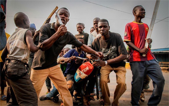 Bị tưởng nhầm l&agrave; ma c&agrave; rồng, đo&agrave;n ph&ograve;ng vi&ecirc;n bị d&acirc;n l&agrave;ng Malawi n&eacute;m đ&aacute; sấp mặt - Ảnh 2.