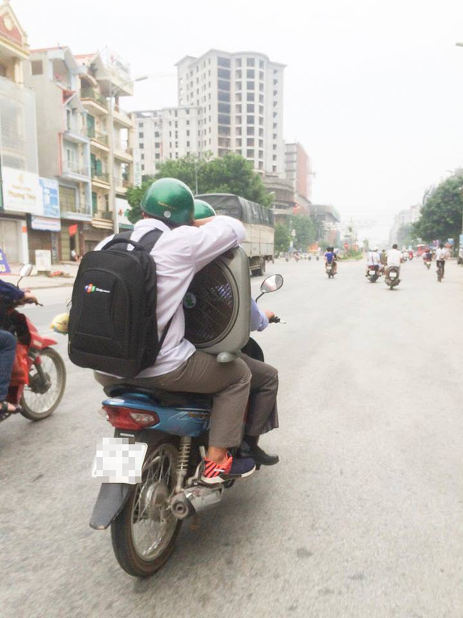 Ngắm những h&igrave;nh ảnh cảm động m&ugrave;a nhập học mới biết bố mẹ thương ch&uacute;ng ta nhường n&agrave;o - Ảnh 1.