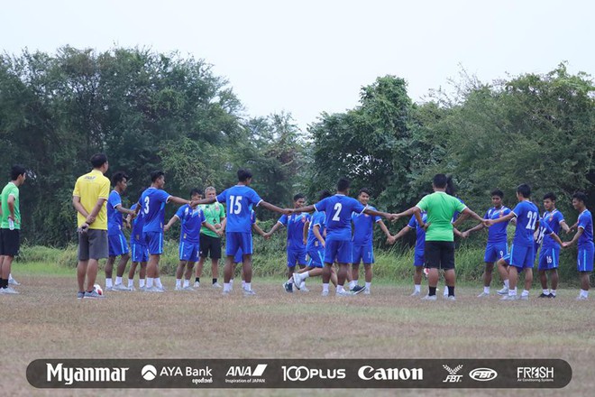 Sau Việt Nam, đến lượt Olympic Myanmar phải tập trên mặt ruộng - Ảnh 1.