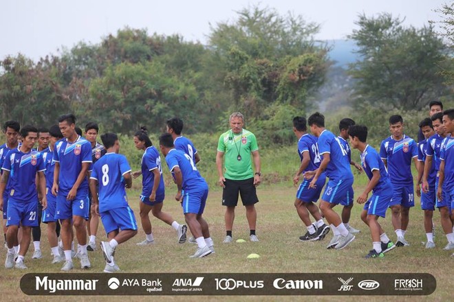 Sau Việt Nam, đến lượt Olympic Myanmar phải tập trên mặt ruộng - Ảnh 2.