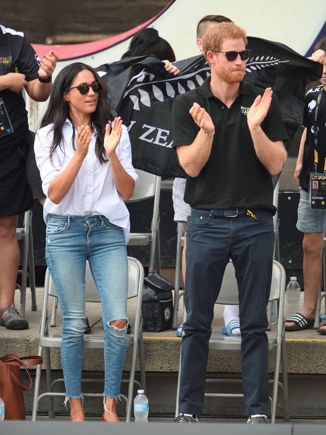 L&agrave;m d&acirc;u Ho&agrave;ng gia kh&oacute; lắm, C&ocirc;ng nương Meghan Markle đ&atilde; phải ngậm ng&ugrave;i từ bỏ loạt items thời trang m&agrave; ai cũng th&iacute;ch diện n&agrave;y - Ảnh 1.