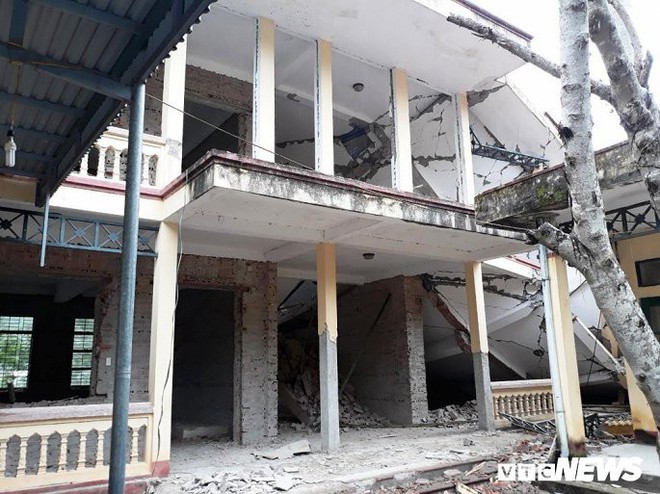 Trường tiểu học đổ sập trước ng&agrave;y khai giảng ở Thanh Ho&aacute;, nhiều người may mắn tho&aacute;t chết - Ảnh 2.