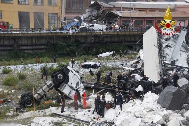 Ảnh: Hàng loạt ô tô bị rơi và đè bẹp rúm trong vụ sập cầu Italy - Ảnh 12.