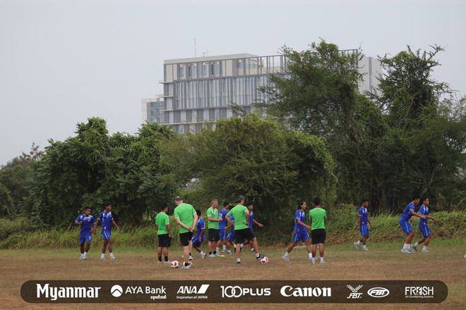 Sau Việt Nam, đến lượt Olympic Myanmar phải tập trên mặt ruộng - Ảnh 5.