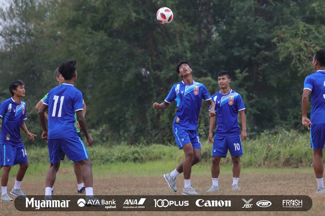 Sau Việt Nam, đến lượt Olympic Myanmar phải tập tr&ecirc;n mặt ruộng - Ảnh 6.