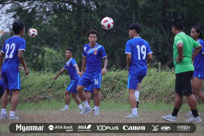 Sau Việt Nam, đến lượt Olympic Myanmar phải tập tr&ecirc;n mặt ruộng - Ảnh 7.