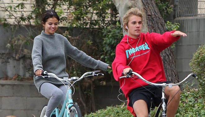 Selena Gomez xúc động khi nhìn lại những bức ảnh cũ về Justin Bieber trên điện thoại? - Ảnh 2.