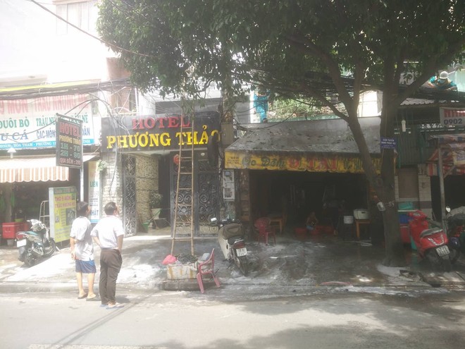 TP. HCM: Cột điện gần qu&aacute;n cơm ch&aacute;y dữ dội, kh&aacute;ch chưa kịp ăn vội bỏ chạy thục mạng - Ảnh 2.