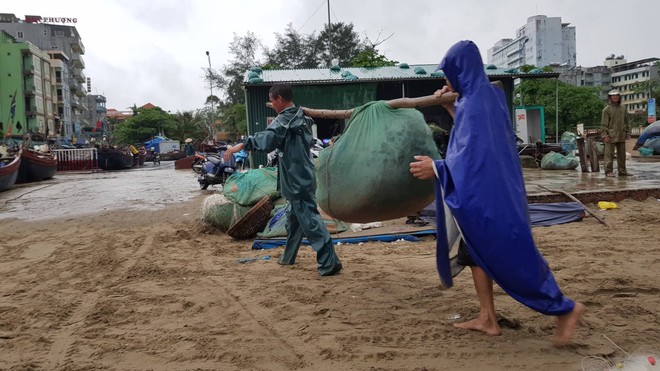 Tàu thuyền lên bờ, xếp hàng ngay ngắn trên đường phố để tránh bão đổ bộ - Ảnh 3.