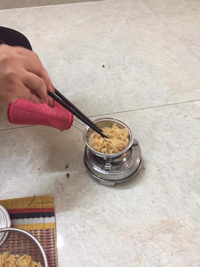 Phụ huynh đau đầu v&igrave; con trẻ xem clip tr&ecirc;n mạng rồi đ&ograve;i mua bộ nồi to bằng nắm tay về để nấu ăn - Ảnh 3.
