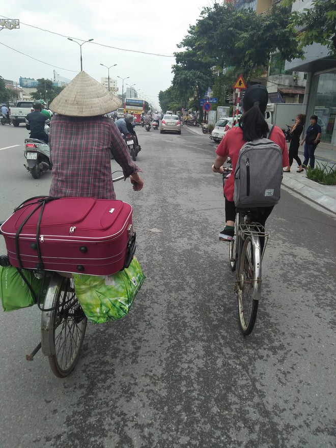 Xúc động hình ảnh 2 mẹ con đạp xe lên phố nhập học: Con dù lớn vẫn là con của mẹ, đi hết đời lòng mẹ vẫn theo con - Ảnh 1.