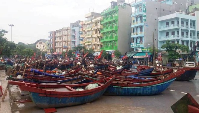 Tàu thuyền lên bờ, xếp hàng ngay ngắn trên đường phố để tránh bão đổ bộ - Ảnh 4.