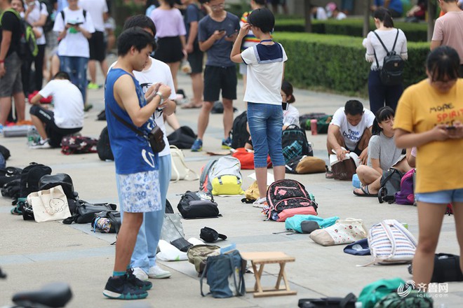 Nhìn sinh viên Trung Quốc xếp hàng dài, chen chúc nhau tưởng họ đi săn đồ sale, ai ngờ tranh chỗ vào thư viện học - Ảnh 3.