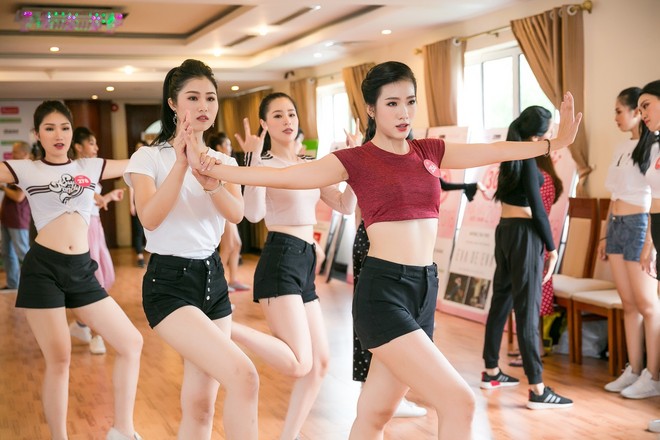 Thí sinh hai miền của Hoa hậu Việt Nam 2018 lần đầu hội ngộ, ráo riết tập luyện cho vòng Chung kết - Ảnh 3.