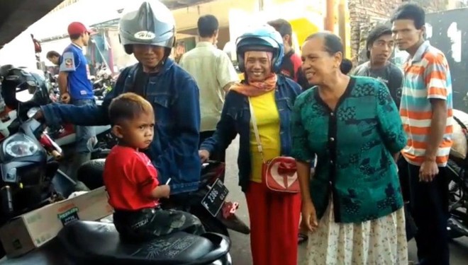 Indonesia: Cậu bé 2 tuổi hút 40 điếu thuốc lá/ngày, thậm chí trở nên hung dữ mất kiểm soát nếu thiếu nicotine - Ảnh 3.