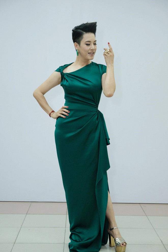 Dù gấp đôi tuổi Hoa hậu Kỳ Duyên nhưng ca sĩ Thu Phương vẫn rất tự tin khi diện cùng một thiết kế váy này - Ảnh 2.