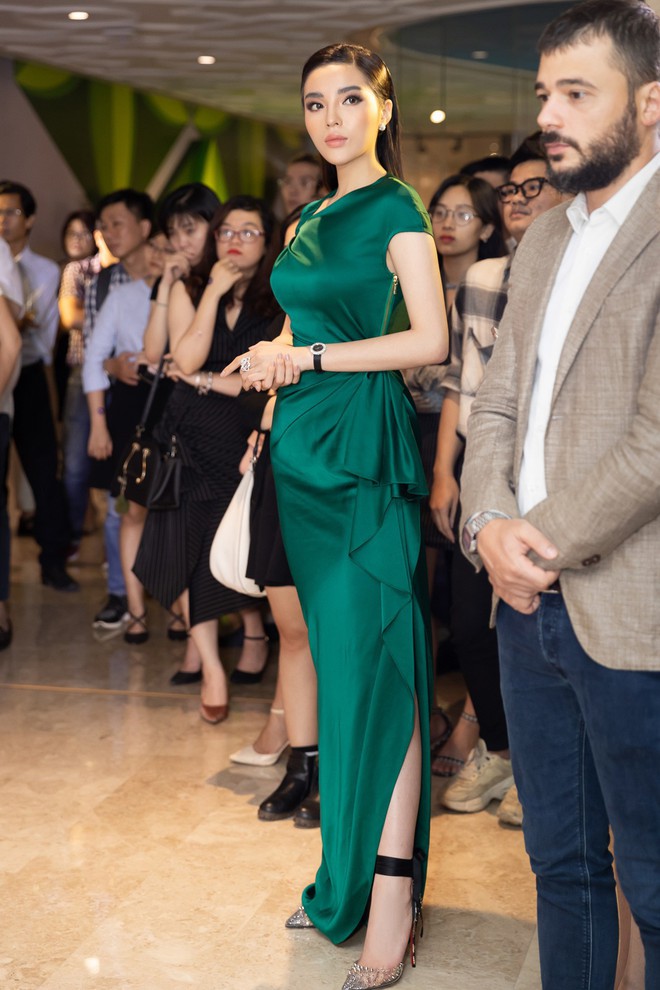 Dù gấp đôi tuổi Hoa hậu Kỳ Duyên nhưng ca sĩ Thu Phương vẫn rất tự tin khi diện cùng một thiết kế váy này - Ảnh 3.