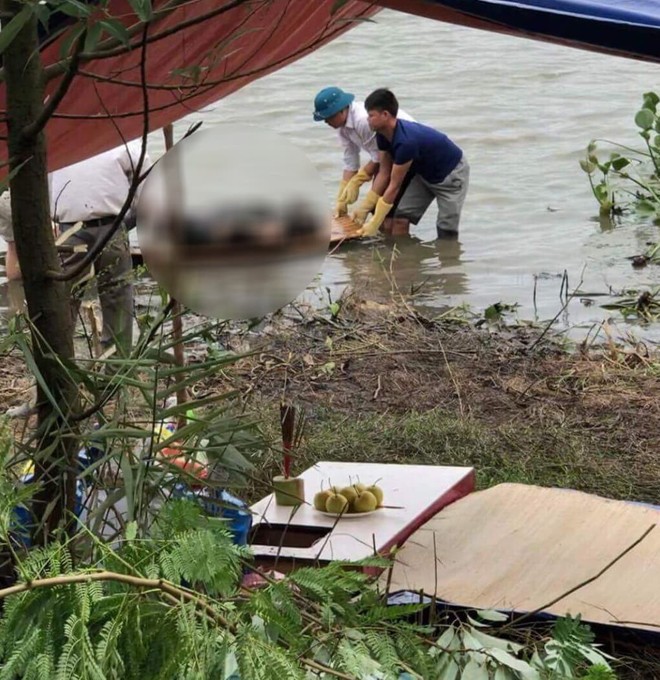 H&agrave; Nội: Ph&aacute;t hiện thi thể nam thanh ni&ecirc;n nổi tr&ecirc;n s&ocirc;ng Đ&aacute;y sau 4 ng&agrave;y mất t&iacute;ch - Ảnh 2.