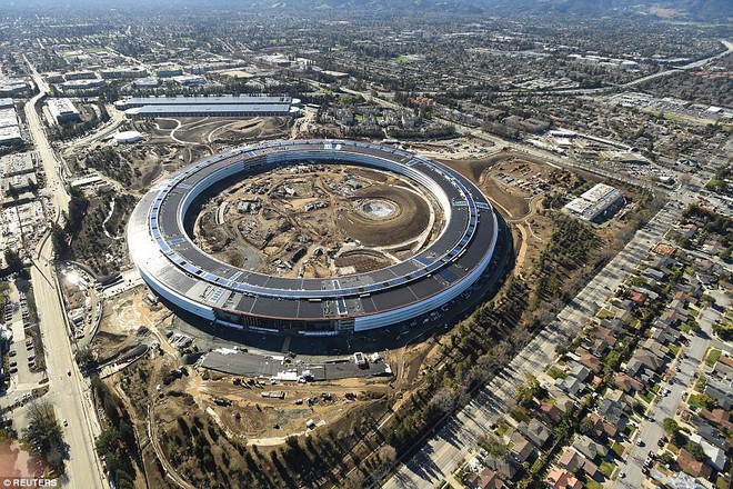 Cùng khám phá những hình ảnh đặc biệt về Tàu vũ trụ Apple Park để tìm hiểu về công nghệ và hiện đại của họ. Điều này sẽ khiến các bạn bất ngờ với sự tiên tiến đến đến từ công Nghệ của cây trồng Táo vô cùng thông minh.