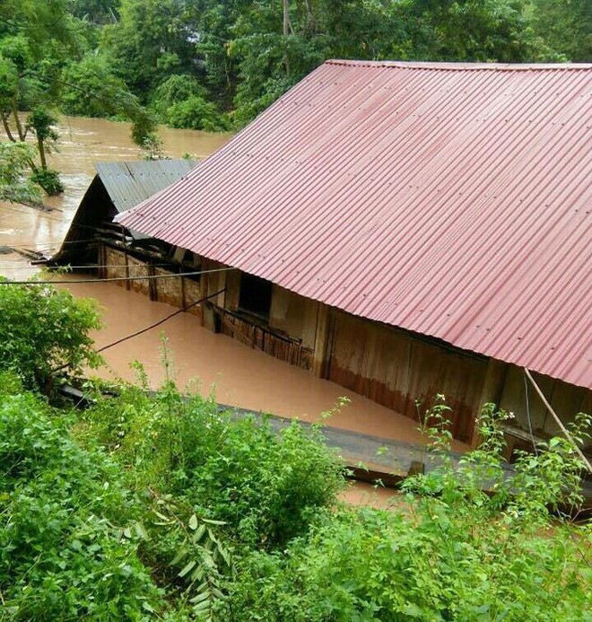 Bão số 4: Nghệ An hàng chục ngôi nhà bị mưa lũ cuốn trôi, cô lập - Ảnh 1.