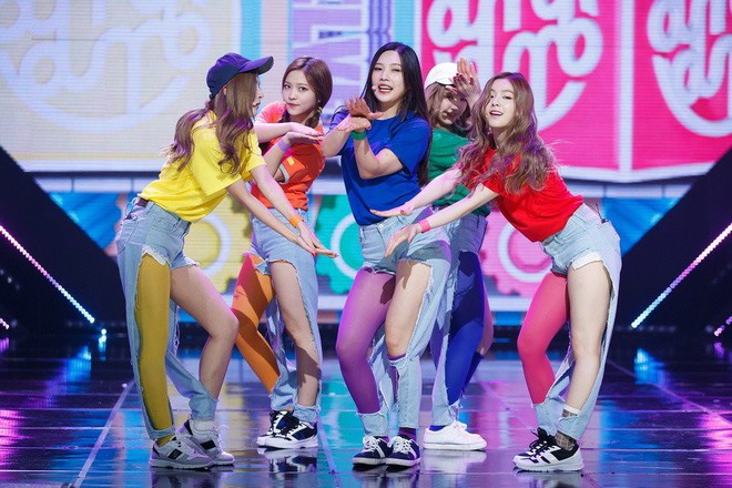 Mang tiếng thuộc SM nhưng Red Velvet &ldquo;khổ&rdquo; v&ocirc; c&ugrave;ng v&igrave; stylist: Trang phục cắt x&eacute;n v&ocirc; tội vạ, thiết kế xấu lại l&ograve;e loẹt - Ảnh 12.