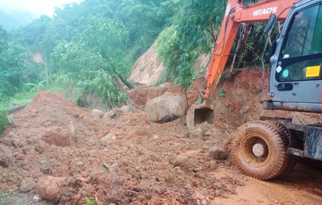 Mưa do bão số 4, nhiều tuyến đường ở Thanh Hóa sạt lở - Ảnh 1.