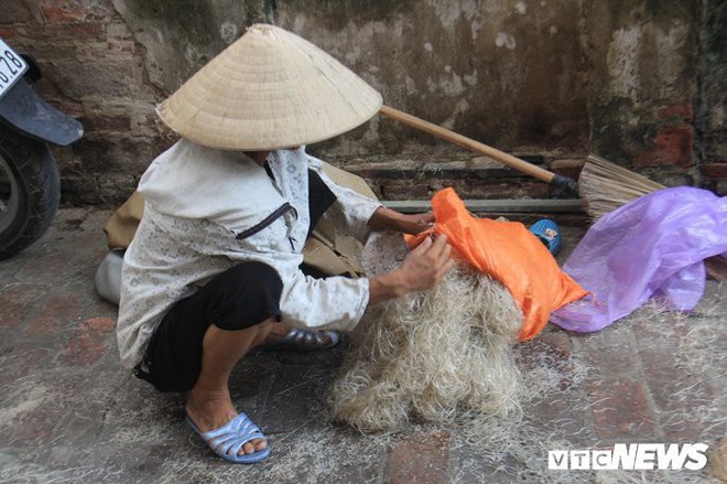 Đặc sản miến Cự Đà rửa bằng nước mương đen ngòm, phơi sát núi rác đầy ruồi nhặng - Ảnh 6.