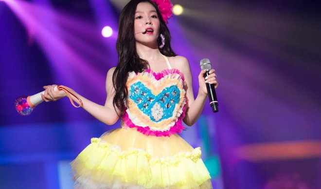 Mang tiếng thuộc SM nhưng Red Velvet &ldquo;khổ&rdquo; v&ocirc; c&ugrave;ng v&igrave; stylist: Trang phục cắt x&eacute;n v&ocirc; tội vạ, thiết kế xấu lại l&ograve;e loẹt - Ảnh 13.