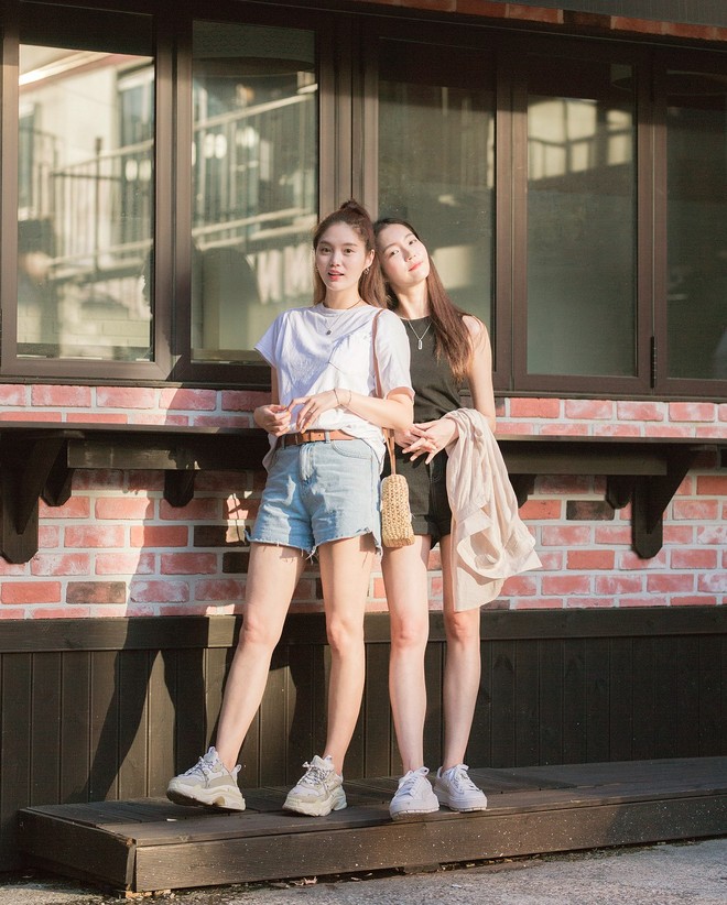 Sắp hết h&egrave; nhưng giới trẻ H&agrave;n vẫn m&ecirc; mệt crop top, năng diện đồ khoe eo vừa sexy lại vừa chất - Ảnh 1.