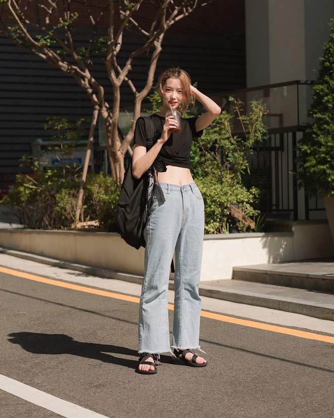 Sắp hết h&egrave; nhưng giới trẻ H&agrave;n vẫn m&ecirc; mệt crop top, năng diện đồ khoe eo vừa sexy lại vừa chất - Ảnh 2.