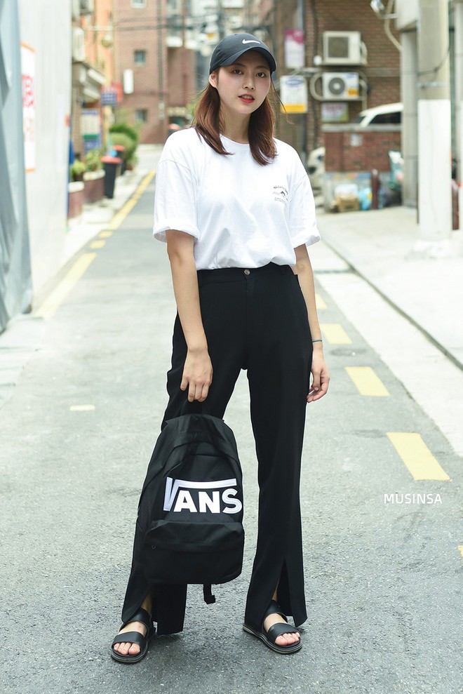 Sắp hết h&egrave; nhưng giới trẻ H&agrave;n vẫn m&ecirc; mệt crop top, năng diện đồ khoe eo vừa sexy lại vừa chất - Ảnh 5.