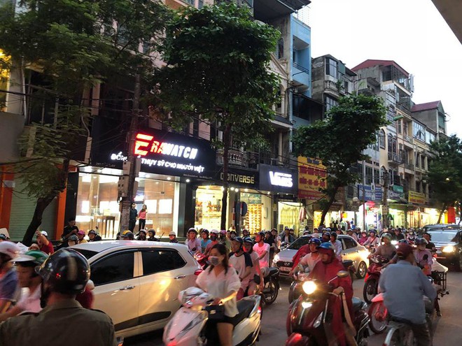 Khói đen kín trời từ tòa nhà đang xây dựng ở Hà Nội, nhiều người hoảng hốt - Ảnh 5.
