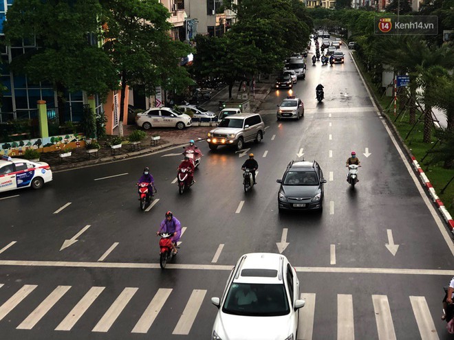 Hà Nội lúc 2 giờ chiều bỗng tối sầm như 6 giờ tối: Ô tô, xe máy phải bật đèn di chuyển trong mưa - Ảnh 2.