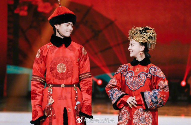 Ch&ugrave;m khoảnh khắc t&igrave;nh bể b&igrave;nh: Ph&oacute; Hằng Hứa Khải đắm đuối nh&igrave;n Nguỵ Anh Lạc tr&ecirc;n s&oacute;ng truyền h&igrave;nh - Ảnh 1.