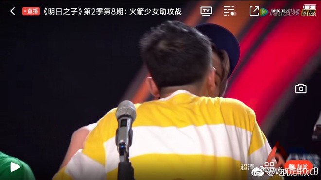 Fan cuồng nhào lên sân khấu cưỡng hôn Lý Vũ Xuân trong sự ngỡ ngàng của cả trường quay - Ảnh 5.