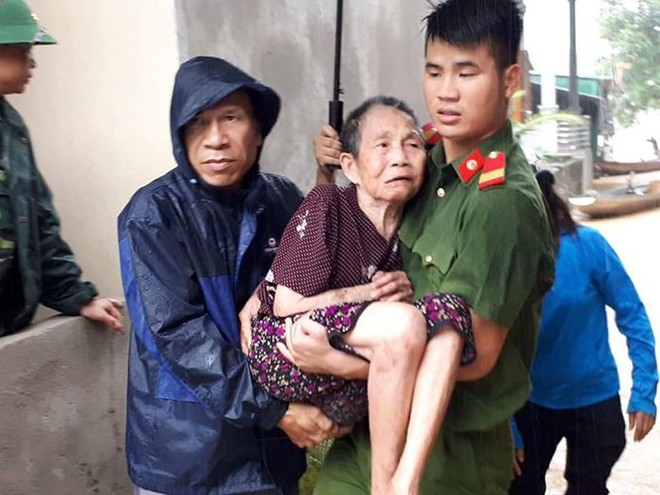 Cứu dân chạy lũ trong đêm, 2 chiến sĩ ở Nghệ An bị thương nặng - Ảnh 2.